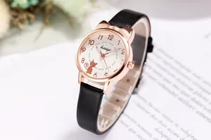 Detail der süßen Katzenohren-Uhr in Roségold mit weißem Zifferblatt und Katzensilhouette