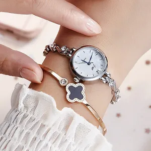 Montre femme fine en métal argenté avec cadran marbré et bracelet trèfle chic