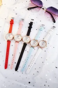 Vue à plat de plusieurs montres élégantes pour femmes avec bracelets en cuir en 5 couleurs