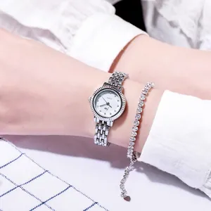 Elegantes Damen-Quarzuhr-Set in Silber mit Kristall-Tennisarmband am Handgelenk
