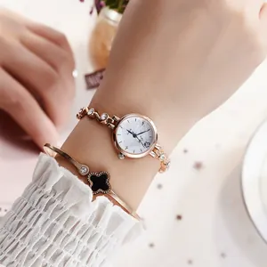 Coffret montre femme or rose et bracelet trèfle avec cadran blanc porté au poignet