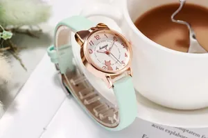 Minzgrüne Lederuhr mit roségoldenem Katzenohren-Gehäuse und Katzen-Silhouette-Detail