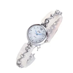 Montre à quartz élégante pour femme avec bracelet chaîne argenté et cristaux