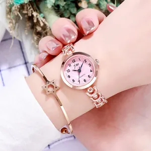 Coffret montre femme or rose avec grands chiffres et bracelet étoile assorti