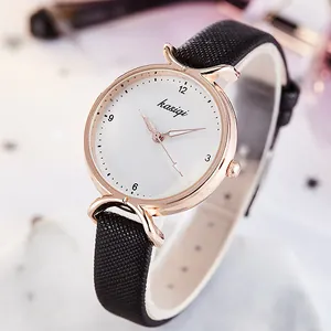 Montre tendance en or rose avec cadran blanc et bracelet en cuir noir minimaliste