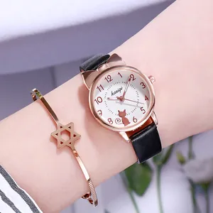 Schicke Katzen-Quarzuhr mit Roségold-Gehäuse und Hexagramm-Stern-Armband-Set am Handgelenk