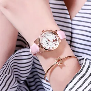 Rosa Quarzuhr für Damen mit Katzenohren und goldenem Stern-Armband auf weichem Stoffhintergrund