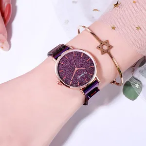 Elegante reloj para mujer con esfera de cielo estrellado púrpura y correa magnética rosa
