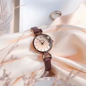 Elegante Damen-Quarzuhr in Roségold mit braunem Lederarmband auf edler Seide