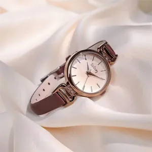 Makroaufnahme einer eleganten Damen-Quarzuhr mit Roségold-Gehäuse auf Seide