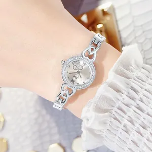 Elegante Damenarmbanduhr in Silber mit Strasslünette und Gliederarmband in Herzform