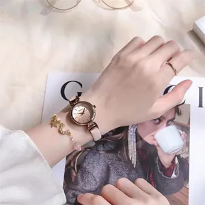 Damen-Armbanduhr in Roségold mit Stern-Mond-Armband in einem gemütlichen Lifestyle-Szenario