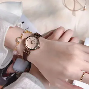 Elegante Damen Quarzuhr mit Roségold Gehäuse und braunem Lederarmband am Handgelenk
