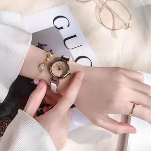 Detailaufnahme des eleganten Damenuhren-Sets mit Perlenarmband und Sternanhängern