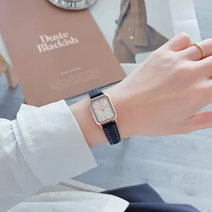 Close-up van rechthoekig roségouden horloge met Romeinse cijfers en zwarte leren band