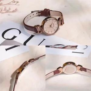 Detailansicht einer Damen-Quarzuhr mit braunem Lederarmband und roségoldenem Gehäuse