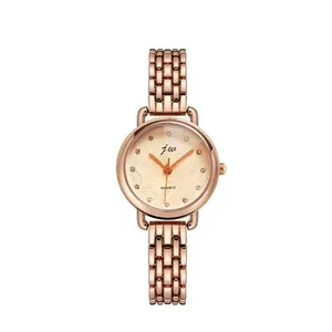 Elegante Damenuhr in Roségold mit geprägtem Blumenzifferblatt und funkelnden Kristallindizes