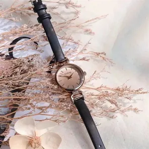 Detailansicht der roségoldenen Uhr mit Lederarmband und Zifferblatt mit Sonnenschliff