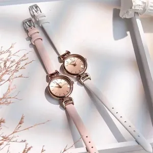 Nahaufnahme eleganter Damen Quarzuhren mit Lederarmband in Rosa und Weiß mit Roségold Gehäuse