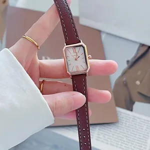 Elegant rechthoekig roségouden dameshorloge met bruine leren band en witte wijzerplaat