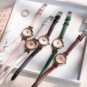 Minimalistische Quarzuhren mit Lederarmbändern in fünf Farben auf einem weißen Tablett
