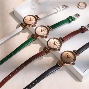 Draufsicht auf elegante Damenquarzuhren mit schmalen Lederarmbändern in verschiedenen Farben