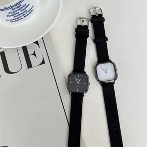 Minimalistische quadratische Quarzuhr mit schwarzem Silikonarmband und Silbergehäuse