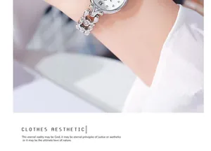 Gros plan d'une montre à quartz argentée avec bracelet en métal ajouré au poignet