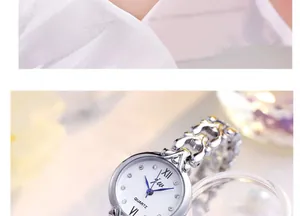 Gros plan d'une montre à quartz argentée avec cadran blanc et aiguilles bleues