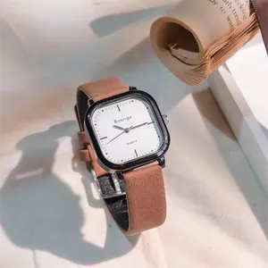 Nahaufnahme des quadratischen Quarz-Zifferblatts mit braunem Lederarmband und Silberschnalle