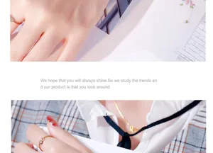 Vue détaillée d'une bague en or rose et d'un collier avec pendentif lettre chic