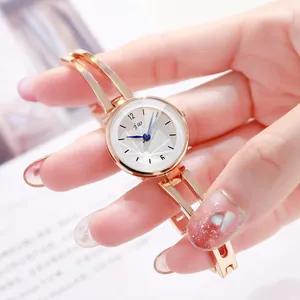 Reloj de pulsera minimalista en oro rosa con esfera de sol y manecillas azules para mujer