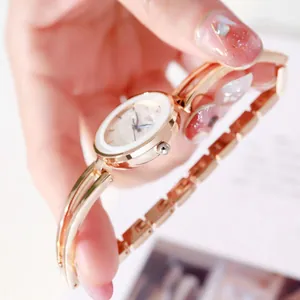 Vista detallada del reloj de pulsera en oro rosa con movimiento de cuarzo para mujer