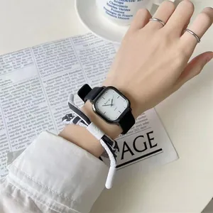 Minimalistische quadratische schwarze Quarzuhr mit weißem Zifferblatt und Armbandset
