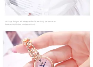 Détail d'une montre femme or rose avec cadran rose et bracelet chaîne élégant