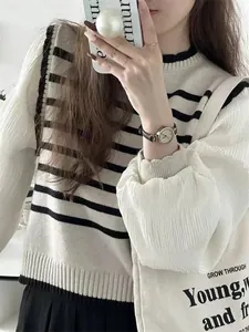 Primer plano de jersey de rayas con mangas abullonadas blancas en un selfi de estilo de vida