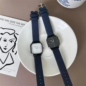 Detail einer minimalistischen quadratischen Quarzuhr mit marineblauem Armband