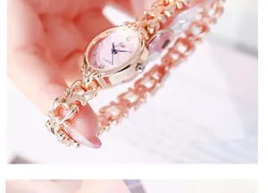 Gros plan d'une montre à quartz rose gold avec cadran rose et bracelet en métal en forme de cœur