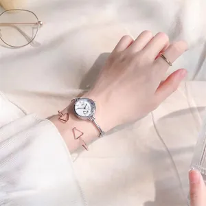 Dettaglio dell'orologio da donna con quadrante a gatto e bracciale a triangolo oro rosa