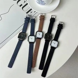Flachbild von fünf eleganten quadratischen Quarzuhren mit bunten Lederarmbändern und Kaffeetasse