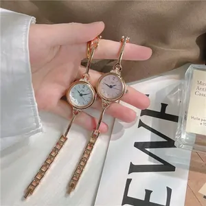 Elegante roségoldene Damen-Quarzuhr mit schmalem Metallarmband und Kristallakzenten