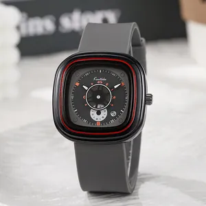 Detail van Koutake horloge met grijze siliconen band en industrieel gelaagde wijzerplaat
