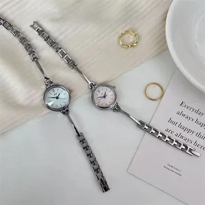 Detailansicht der Vintage-Damenquarzuhren mit schmalem Gliederkette-Armband in Gunmetal