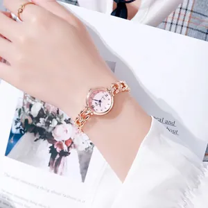 Coffret montre quartz gourmette or rose cadran rose et bague minimaliste pour femme