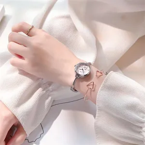 Dettaglio dell'orologio da donna argento con quadrante a gatto e set di bracciali