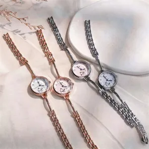 Dettaglio di orologi a catena sottile con quadrante balena in oro rosa e argento