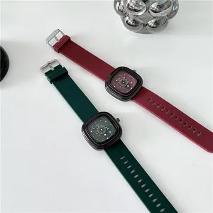 Detailweergave van minimalistische vierkante kwartshorloges met groene en bordeauxrode bandjes