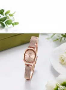 Nahaufnahme des roségoldenen Mesh-Armbands und des ovalen Zifferblatts dieser Damenuhr