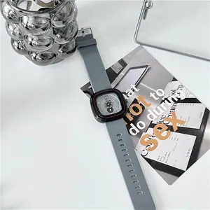 Detail van grijze siliconen band en zwarte beschermhoes voor Apple Watch Ultra