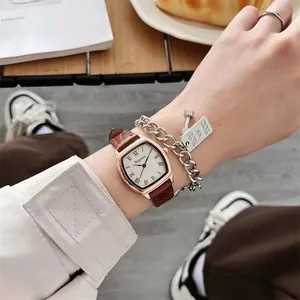 Retro tonneau horloge met bruine krokodillenleren band en metalen ketting armband